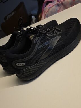 Brooks Beast 23 Size 12 2(E) Wide